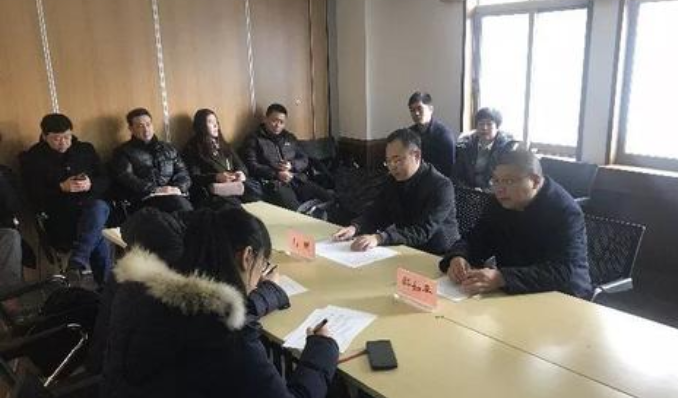 “在執(zhí)著中成功&#32;在回報(bào)中幸?！?></p><p>要說現(xiàn)在缺少的話，就是知識(shí)。 萬峰告訴記者。 做生意，萬峰一直不忘學(xué)習(xí)充電。 年，他申請了武漢大學(xué)的mba班，利用業(yè)余時(shí)間學(xué)習(xí)管理、金融知識(shí)。 不播種的種子不長。 經(jīng)過10多年的經(jīng)營，目前萬峰已經(jīng)是十多個(gè)涉及服裝業(yè)、餐飲業(yè)、休閑業(yè)、文化產(chǎn)業(yè)等行業(yè)的年輕公司家。 知道感恩，知道吃虧，知道高興，知道回報(bào)，是萬峰一起來的心得。</p><p>在許多好心人的幫助和支持下，我也有義務(wù)傳播愛。 他堅(jiān)定地說。 2008年以來，萬峰在自己的事業(yè)達(dá)成時(shí)，回到家鄉(xiāng)，積極參加社會(huì)公益事業(yè)，幫助越來越多的人走出困境。 2008年汶川地震的時(shí)候，他捐贈(zèng)了5000元。 免費(fèi)為杞縣大同中學(xué)11個(gè)家庭的貧困、品學(xué)兼優(yōu)的孩子提供牛奶1年。 向多次支援大規(guī)模青年聯(lián)誼會(huì)活動(dòng)的貧困小學(xué)捐贈(zèng)書籍和資金10萬元以上，以幫助愛助學(xué)和孤立老人</p>

		<div   id="tohzkmhbxe"   class="wen">
		    <p><font color="#38B0DE">心靈雞湯：</font><font color="#38B0DE"></font></p>
		  <p>標(biāo)題：“在執(zhí)著中成功&#32;在回報(bào)中幸?！?/p>
		  <p>地址：http://www.6058169.com/kfxw/2999.html</p>
		</div>
	  </div>

	  <div   id="tohzkmhbxe"   class="sxp">
	    <p class="pre">上一篇：<a href=