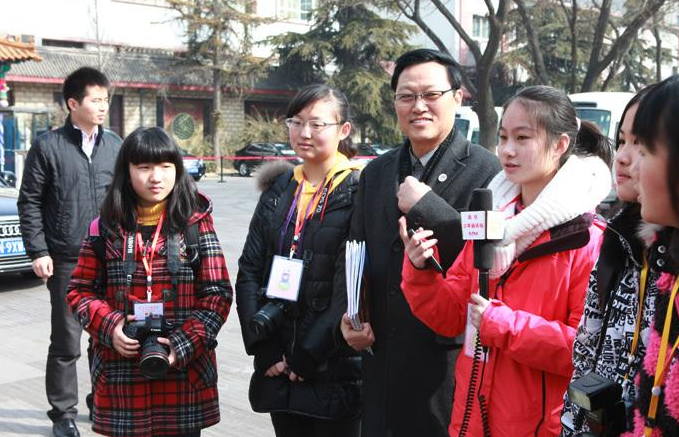 “蘭考縣委經(jīng)濟(jì)從業(yè)會(huì)議召開(kāi)”